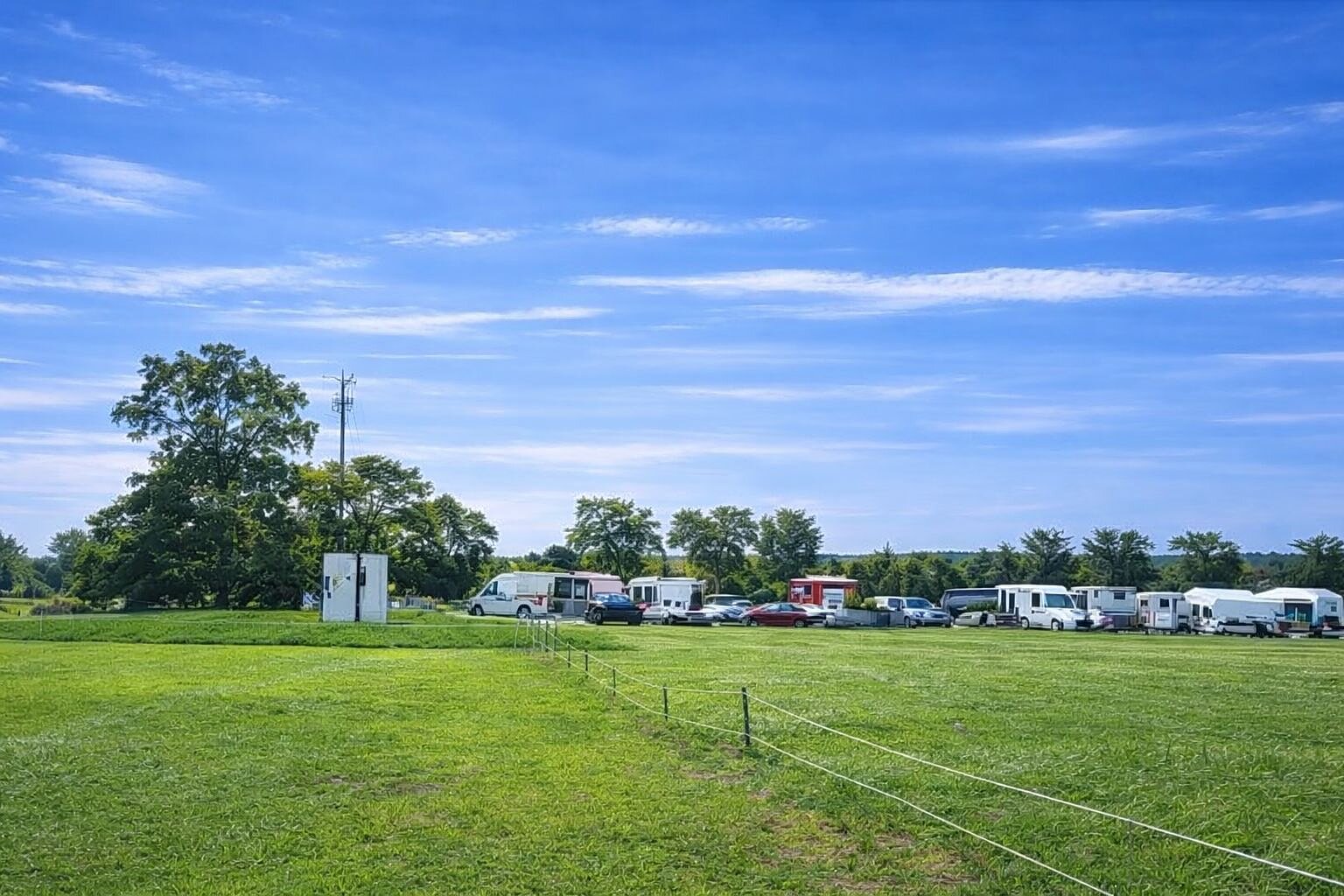 Großzügige Wiesenfläche mit Fernblick